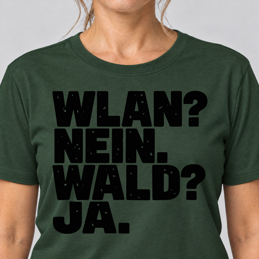 Nahaufnahme des Drucks: WLAN? Nein. Wald? Ja. – T-Shirt Unisex in Flaschengrün, von einer Frau getragen
