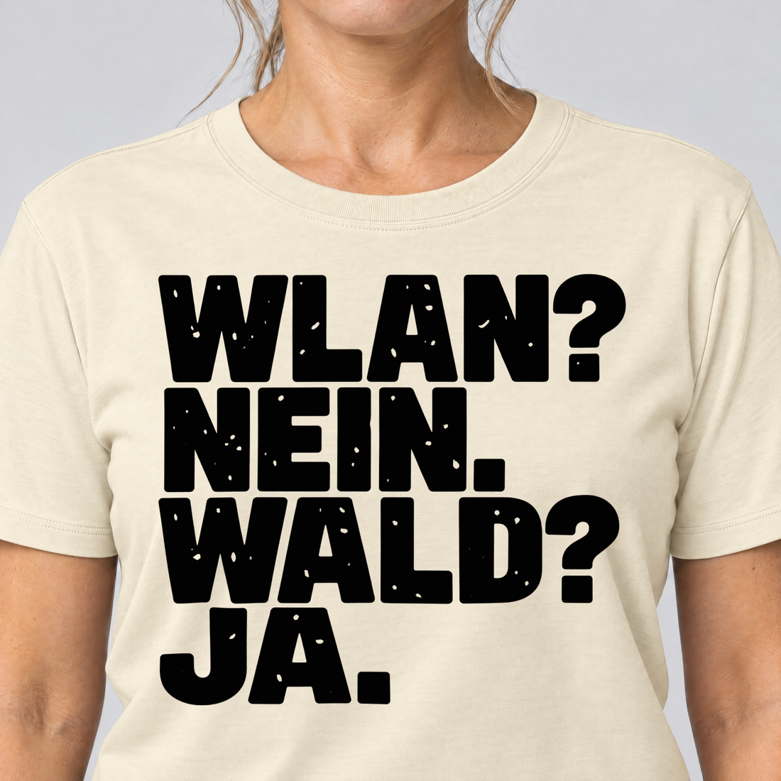 Nahaufnahme des Drucks: WLAN? Nein. Wald? Ja. – T-Shirt Unisex in Natur, von einer Frau getragen