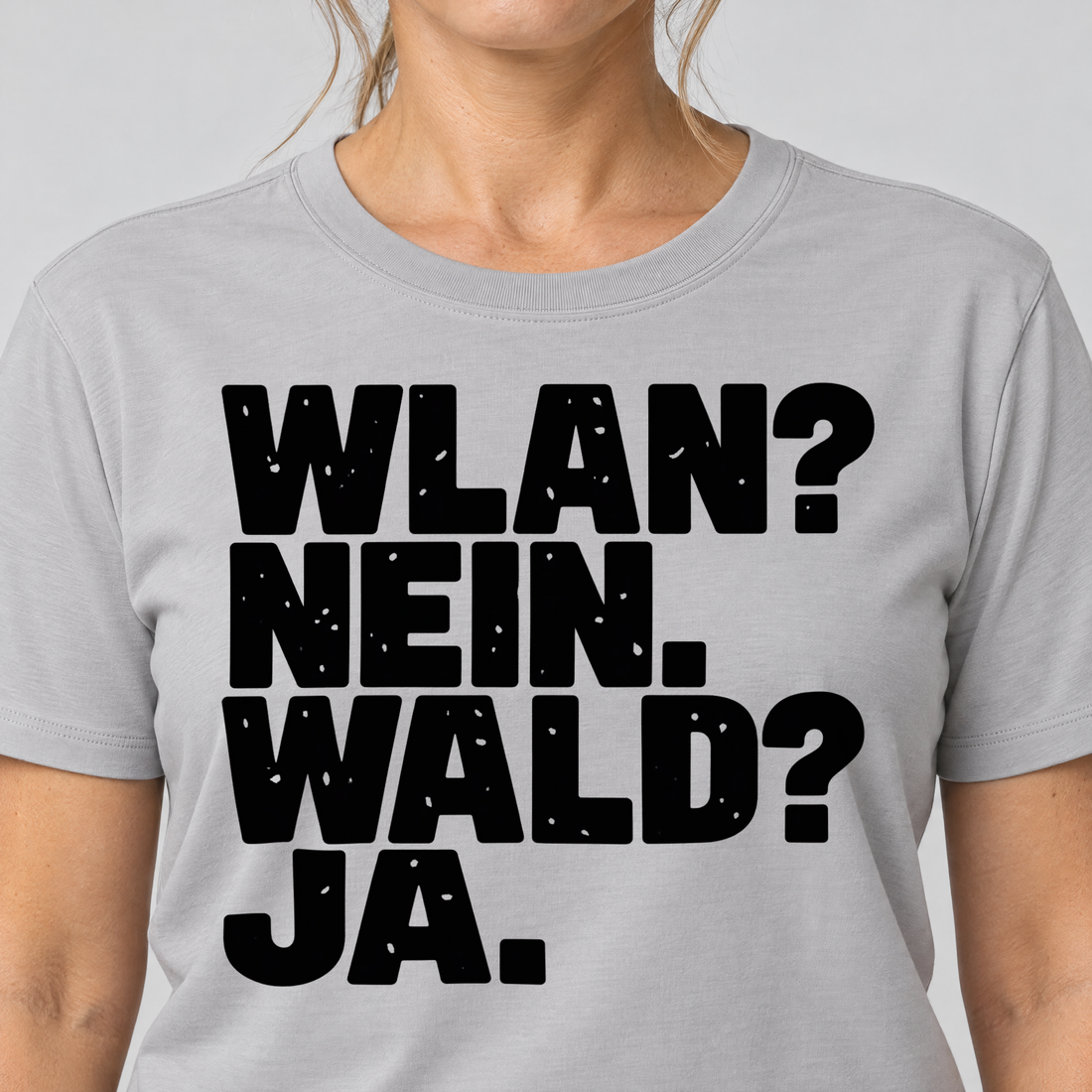 Nahaufnahme des Drucks: WLAN? Nein. Wald? Ja. – T-Shirt Unisex in Hellgrau, von einer Frau getragen