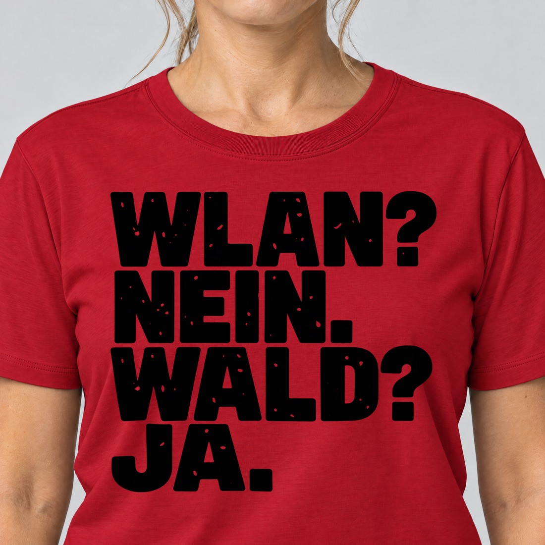 Nahaufnahme des Drucks: WLAN? Nein. Wald? Ja. – T-Shirt Unisex in Rot, von einer Frau getragen