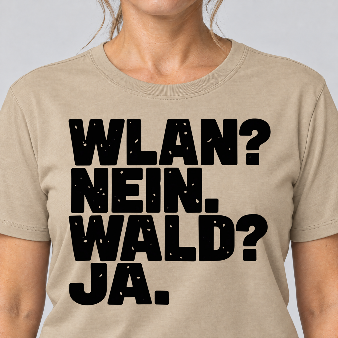 Nahaufnahme des Drucks: WLAN? Nein. Wald? Ja. – T-Shirt Unisex in Sand, von einer Frau getragen