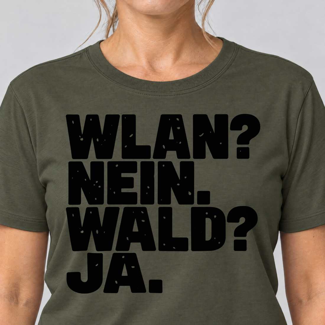 Nahaufnahme des Drucks: WLAN? Nein. Wald? Ja. – T-Shirt Unisex in Oliv, von einer Frau getragen
