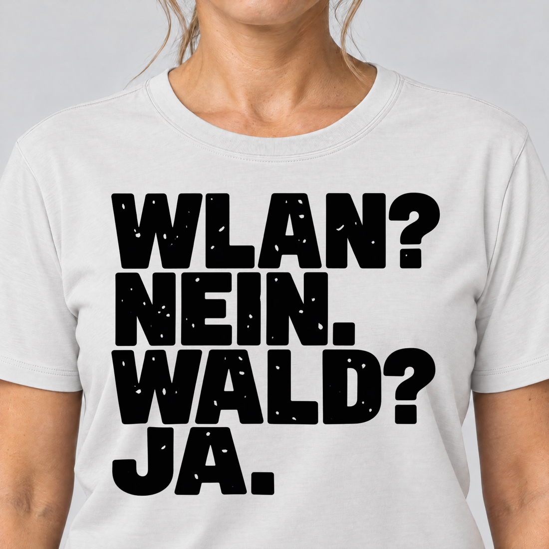 Nahaufnahme des Drucks: WLAN? Nein. Wald? Ja. – T-Shirt Unisex in Weiß, von einer Frau getragen