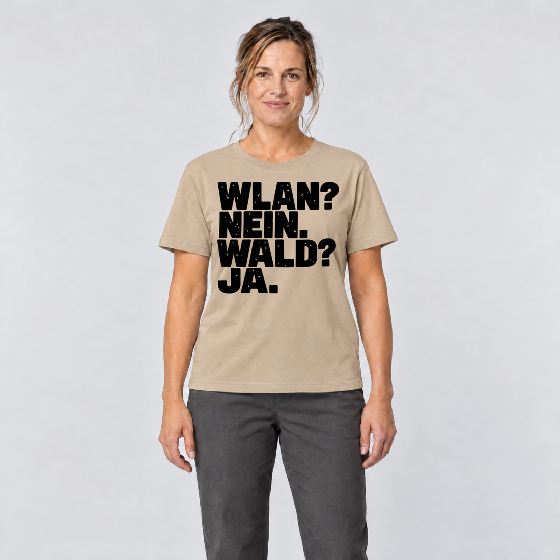Frau trägt WLAN? Nein. Wald? Ja. – T-Shirt Unisex in Sand, Ansicht von vorn