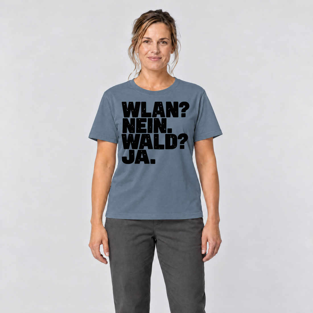 Frau trägt WLAN? Nein. Wald? Ja. – T-Shirt Unisex in Steinblau, Ansicht von vorn