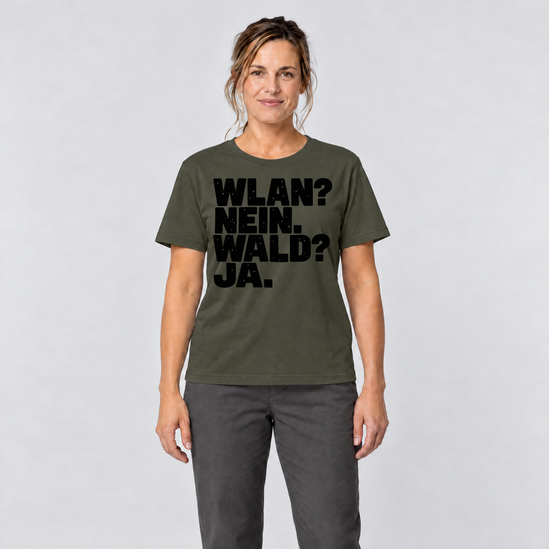 Frau trägt WLAN? Nein. Wald? Ja. – T-Shirt Unisex in Oliv, Ansicht von vorn