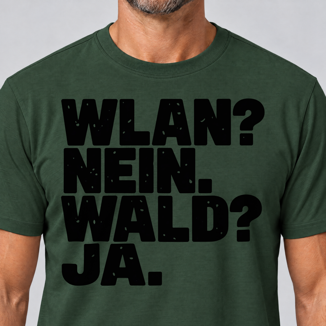 Nahaufnahme des Drucks: WLAN? Nein. Wald? Ja. – T-Shirt Unisex in Flaschengrün, von einem Mann getragen