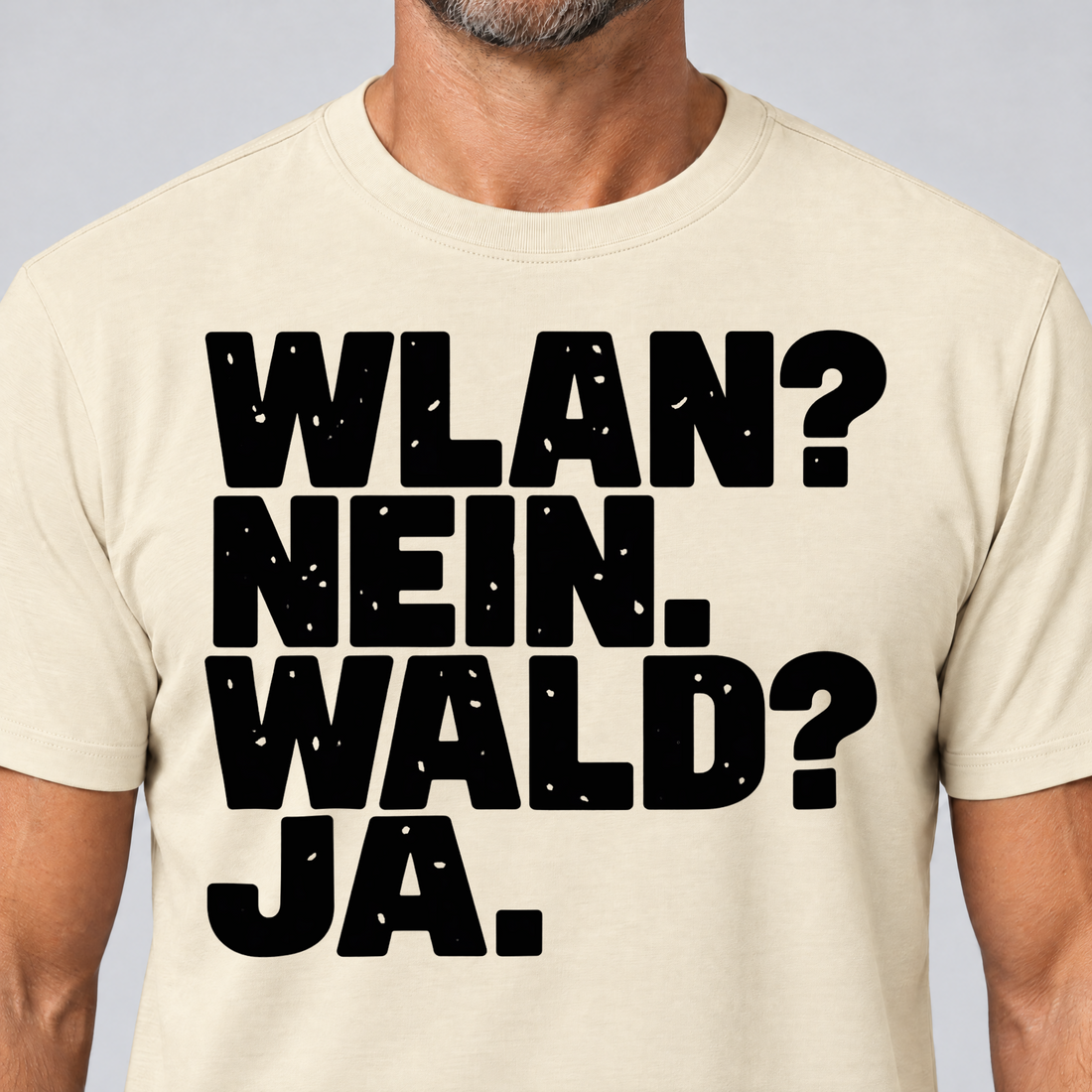 Nahaufnahme des Drucks: WLAN? Nein. Wald? Ja. – T-Shirt Unisex in Natur, von einem Mann getragen