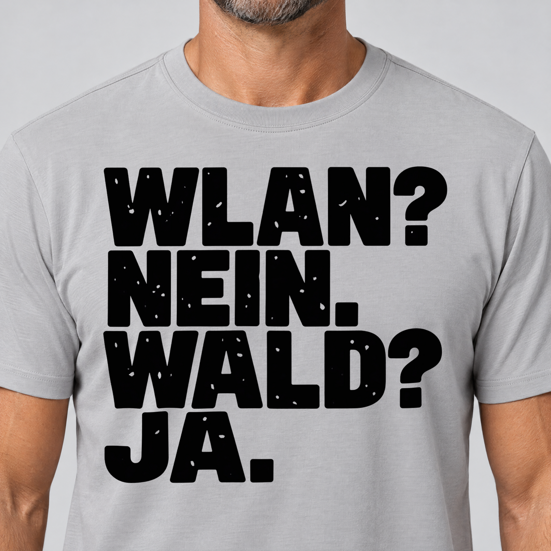 Nahaufnahme des Drucks: WLAN? Nein. Wald? Ja. – T-Shirt Unisex in Hellgrau, von einem Mann getragen