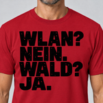 Nahaufnahme des Drucks: WLAN? Nein. Wald? Ja. – T-Shirt Unisex in Rot, von einem Mann getragen