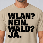 Nahaufnahme des Drucks: WLAN? Nein. Wald? Ja. – T-Shirt Unisex in Sand, von einem Mann getragen