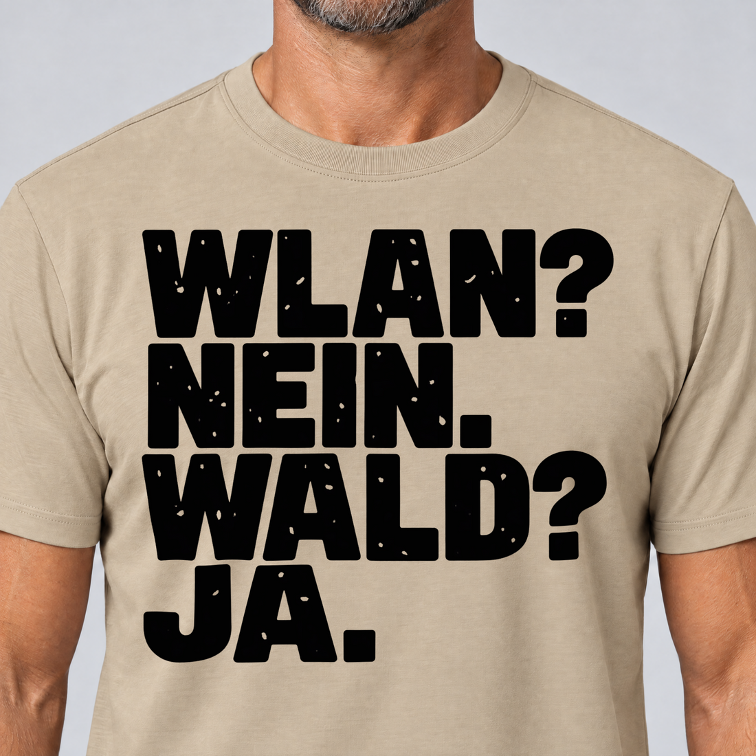 Nahaufnahme des Drucks: WLAN? Nein. Wald? Ja. – T-Shirt Unisex in Sand, von einem Mann getragen