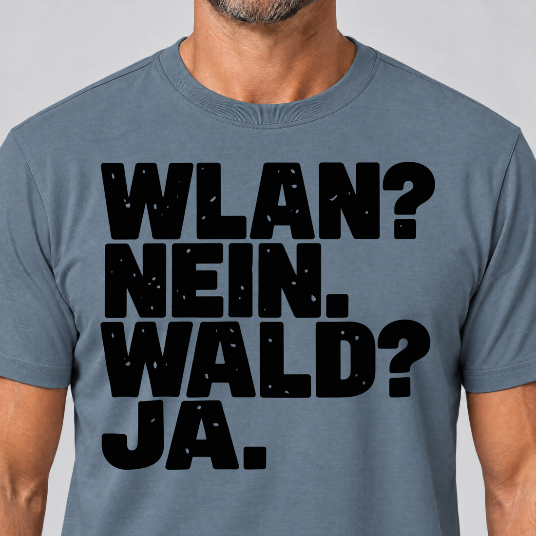 Nahaufnahme des Drucks: WLAN? Nein. Wald? Ja. – T-Shirt Unisex in Steinblau, von einem Mann getragen