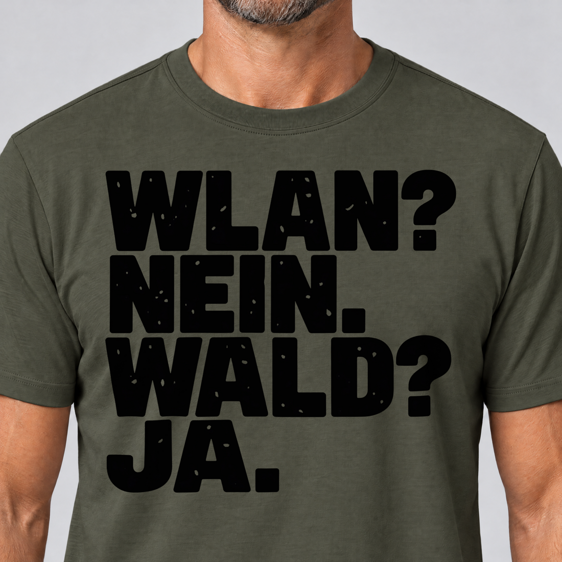 Nahaufnahme des Drucks: WLAN? Nein. Wald? Ja. – T-Shirt Unisex in Oliv, von einem Mann getragen