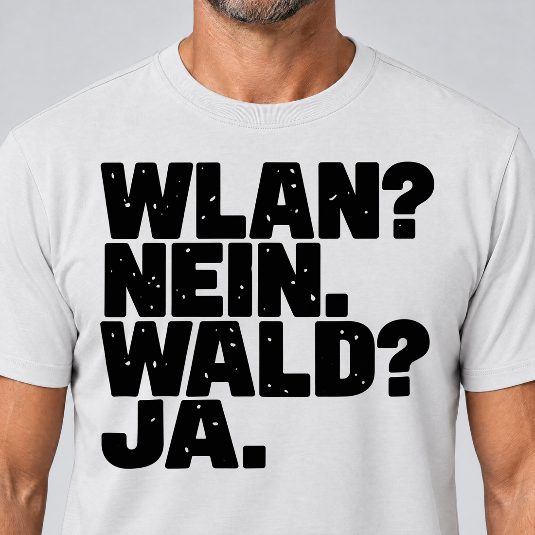 Nahaufnahme des Drucks: WLAN? Nein. Wald? Ja. – T-Shirt Unisex in Weiß, von einem Mann getragen