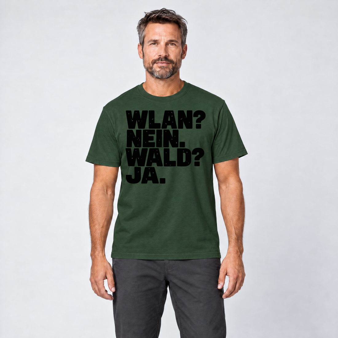 Mann trägt WLAN? Nein. Wald? Ja. – T-Shirt Unisex in Flaschengrün, Ansicht von vorn