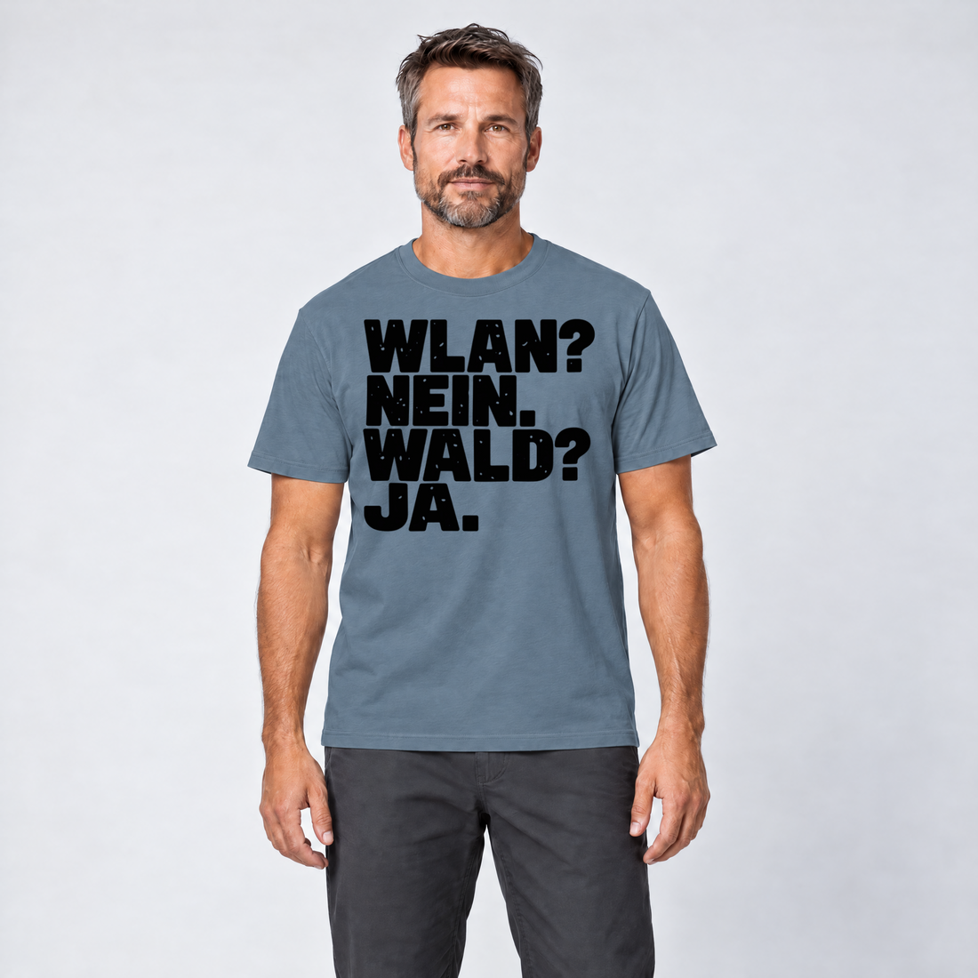 Mann trägt WLAN? Nein. Wald? Ja. – T-Shirt Unisex in Steinblau, Ansicht von vorn