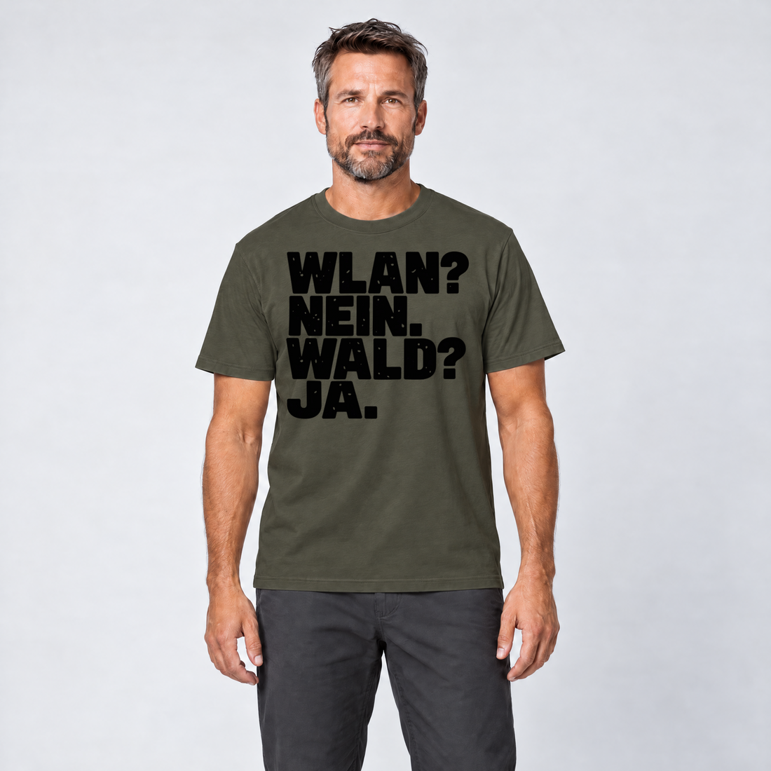 Mann trägt WLAN? Nein. Wald? Ja. – T-Shirt Unisex in Oliv, Ansicht von vorn