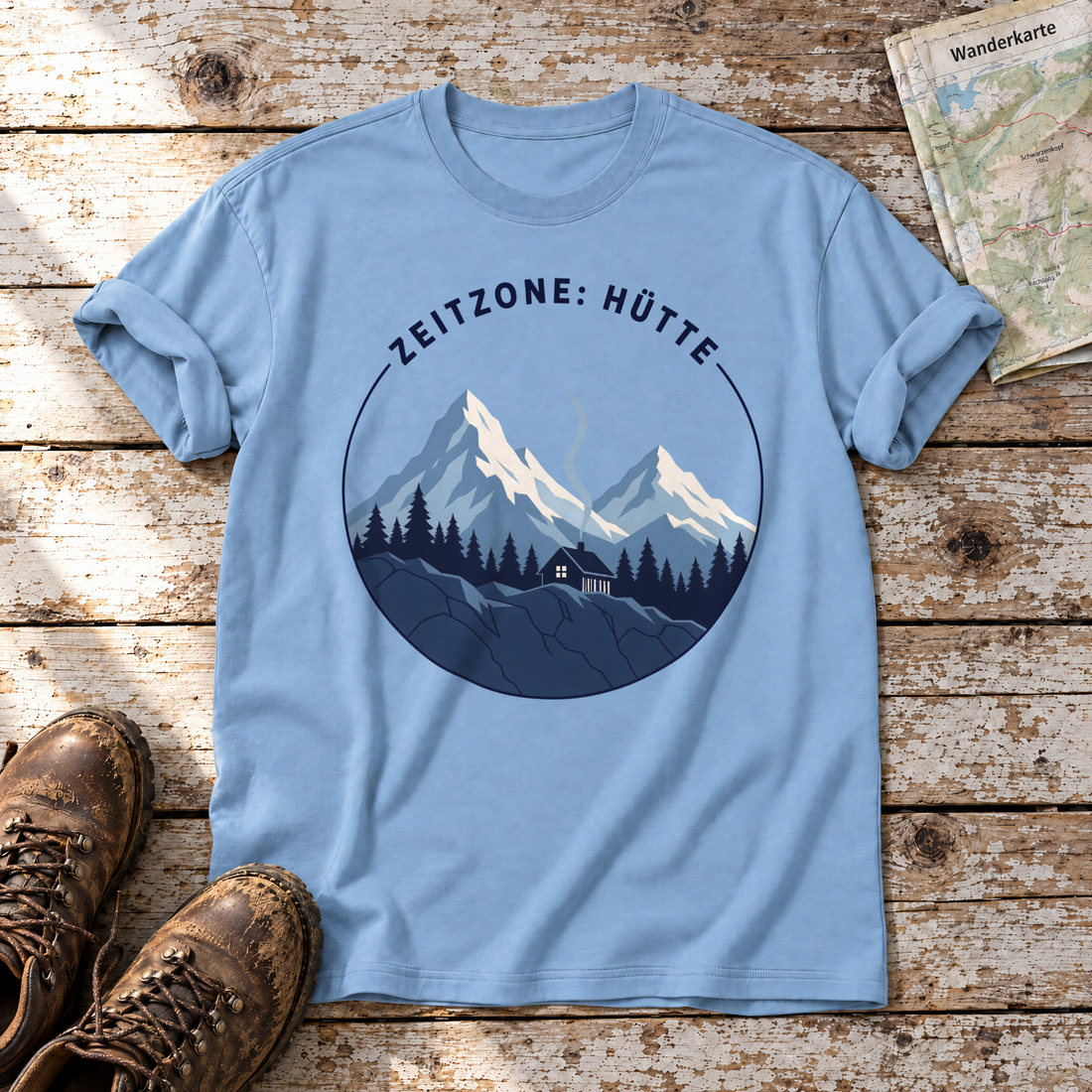 Zeitzone: Hütte – T-Shirt Unisex in Himmelblau, flach liegend auf alten Holzbrettern mit Wanderschuhen und Wanderkarte.