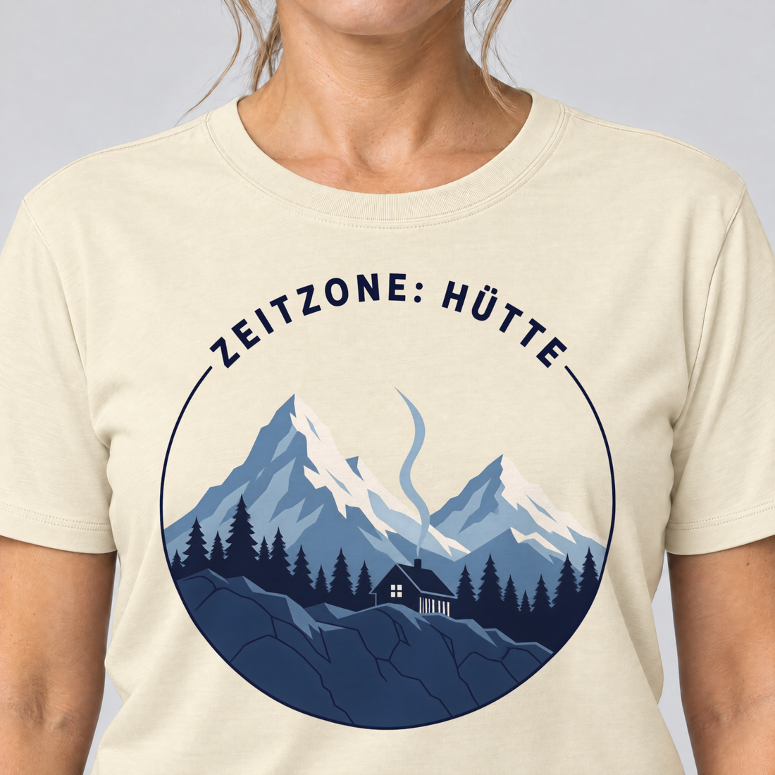 Nahaufnahme des Drucks: Zeitzone: Hütte – T-Shirt Unisex in Natur, von einer Frau getragen