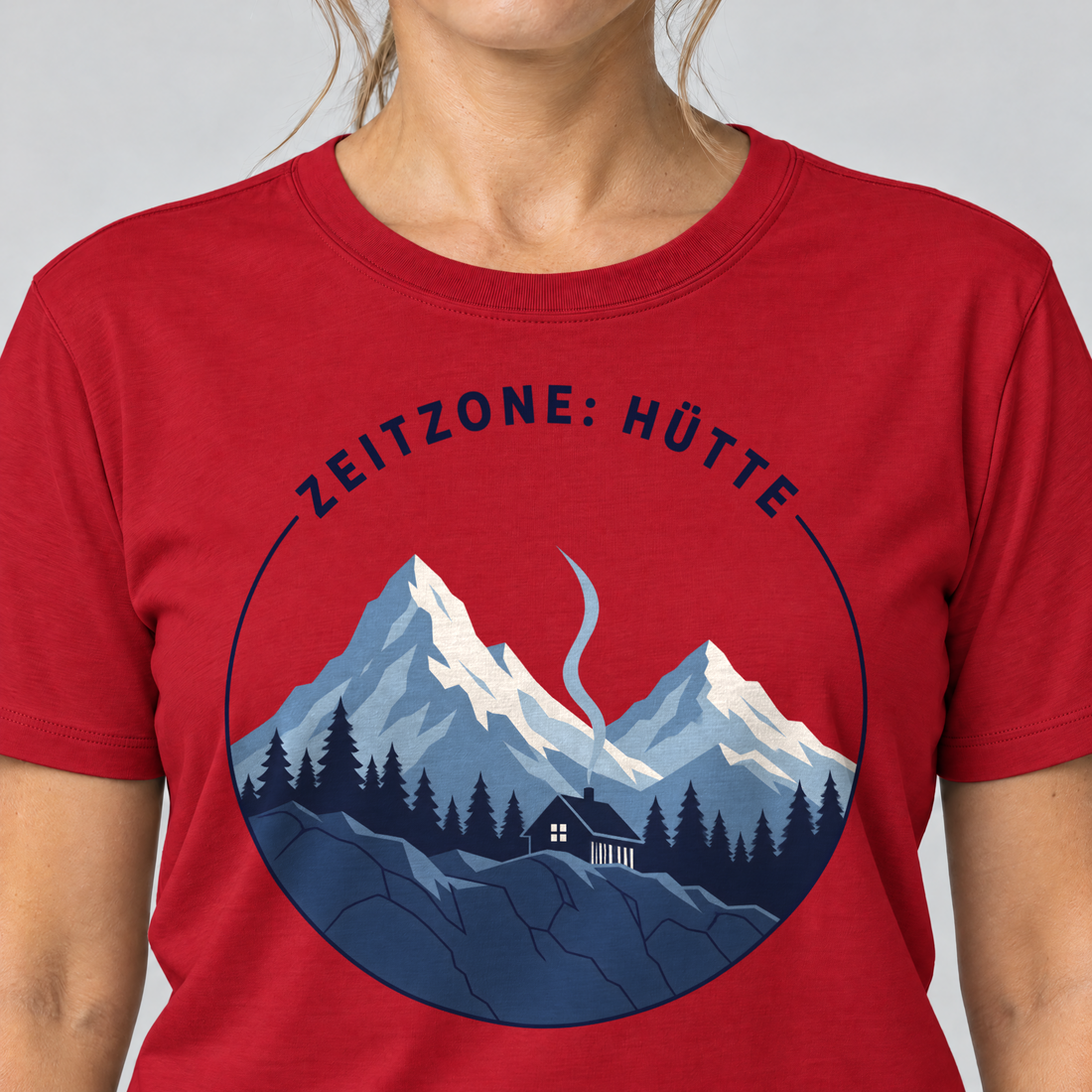 Nahaufnahme des Drucks: Zeitzone: Hütte – T-Shirt Unisex in Rot, von einer Frau getragen