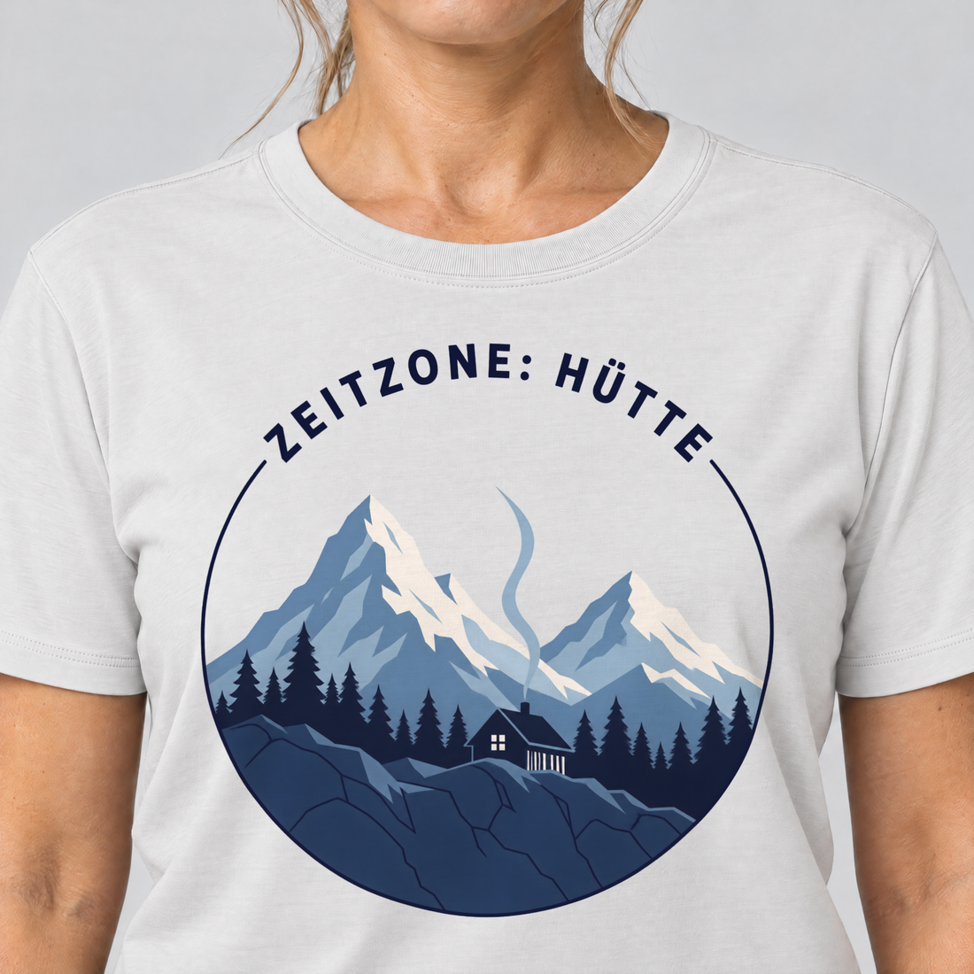 Nahaufnahme des Drucks: Zeitzone: Hütte – T-Shirt Unisex in Weiß, von einer Frau getragen