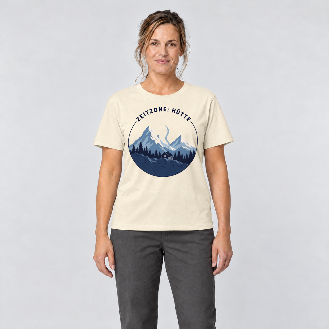 Frau trägt Zeitzone: Hütte – T-Shirt Unisex in Natur, Ansicht von vorn