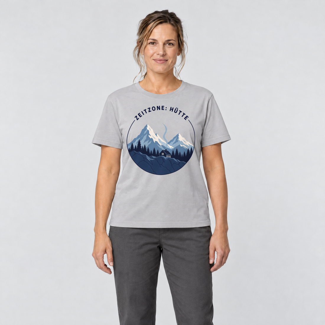 Frau trägt Zeitzone: Hütte – T-Shirt Unisex in Hellgrau, Ansicht von vorn