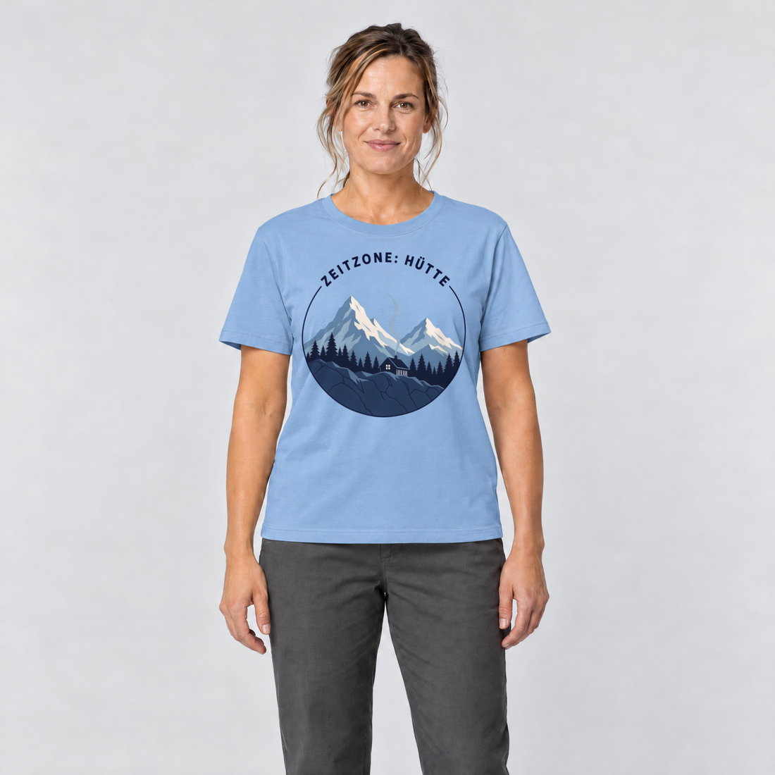 Frau trägt Zeitzone: Hütte – T-Shirt Unisex in Himmelblau, Ansicht von vorn