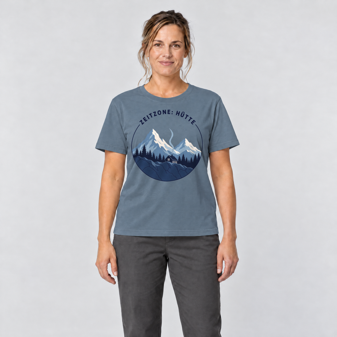 Frau trägt Zeitzone: Hütte – T-Shirt Unisex in Steinblau, Ansicht von vorn
