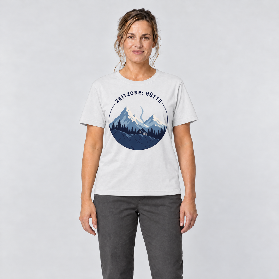 Frau trägt Zeitzone: Hütte – T-Shirt Unisex in Weiß, Ansicht von vorn