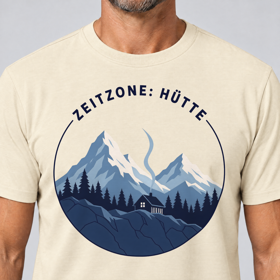 Nahaufnahme des Drucks: Zeitzone: Hütte – T-Shirt Unisex in Natur, von einem Mann getragen