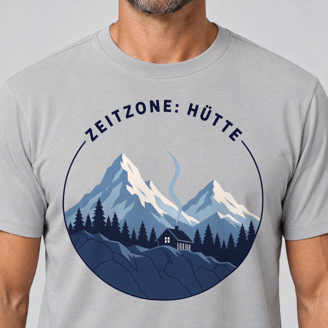 Nahaufnahme des Drucks: Zeitzone: Hütte – T-Shirt Unisex in Hellgrau, von einem Mann getragen