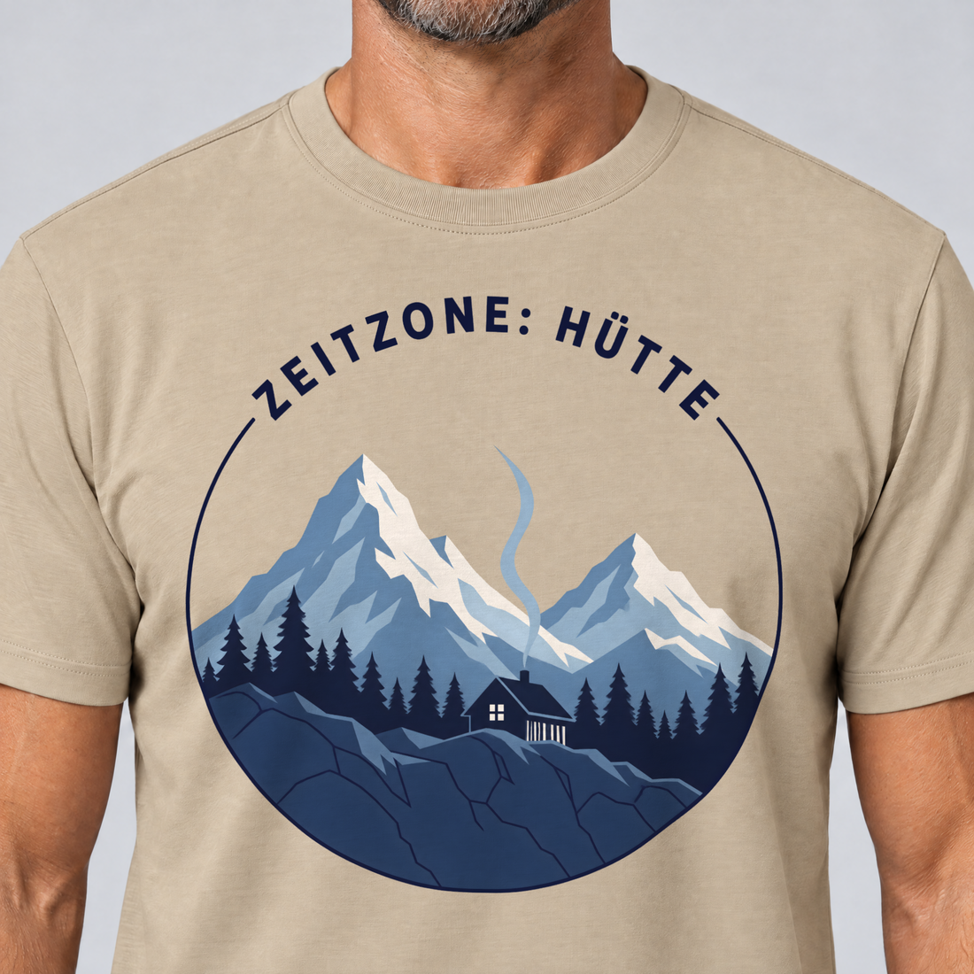 Nahaufnahme des Drucks: Zeitzone: Hütte – T-Shirt Unisex in Sand, von einem Mann getragen