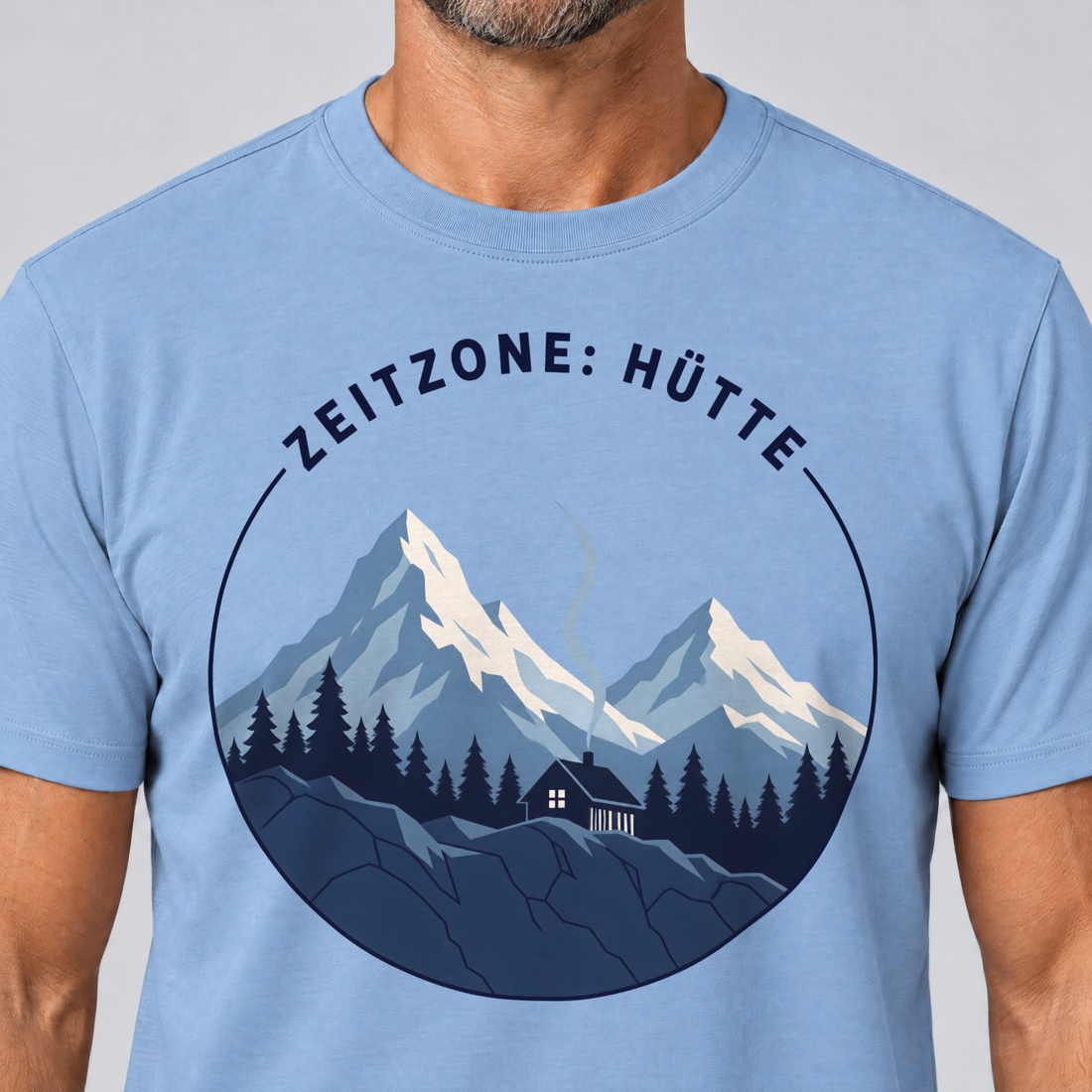 Nahaufnahme des Drucks: Zeitzone: Hütte – T-Shirt Unisex in Himmelblau, von einem Mann getragen