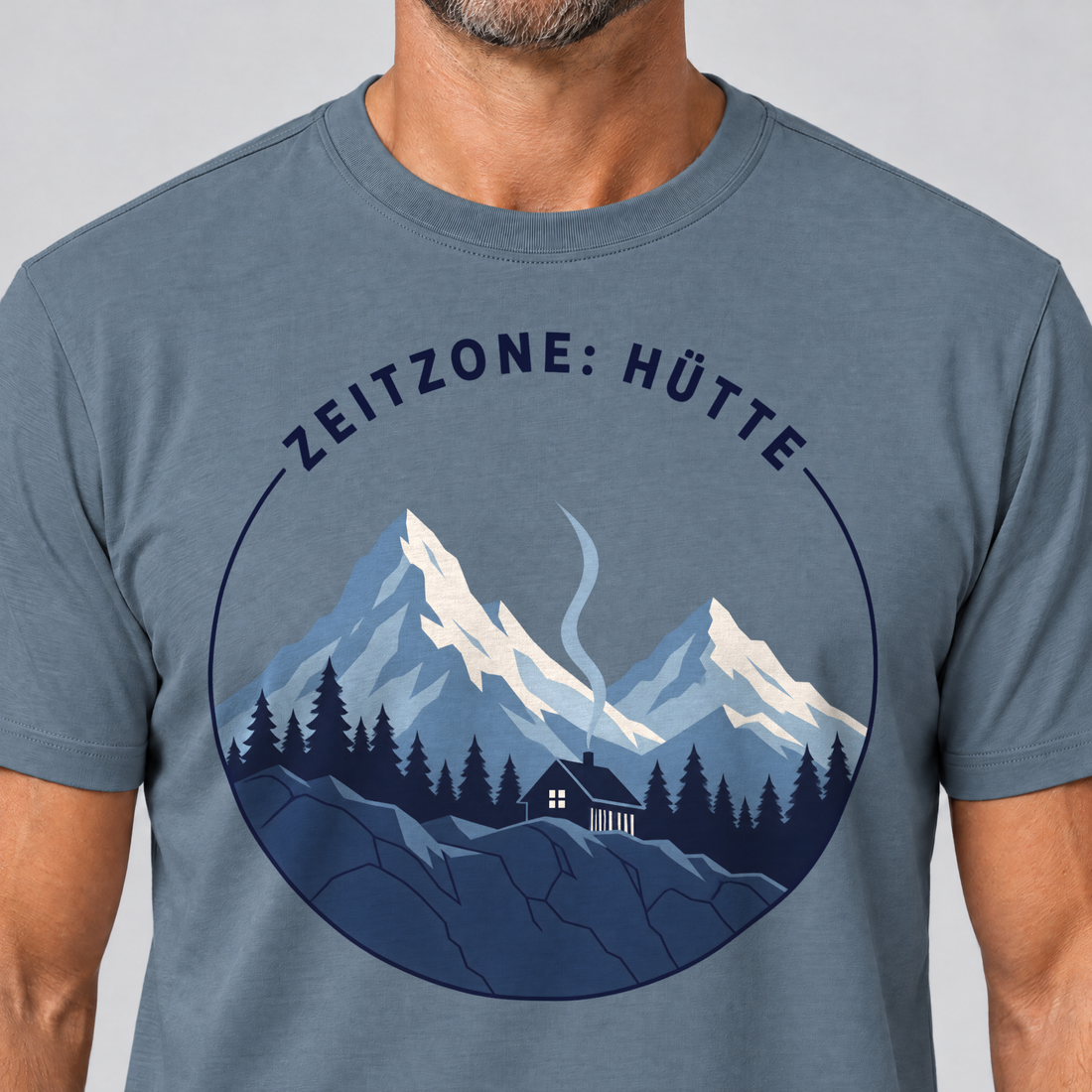 Nahaufnahme des Drucks: Zeitzone: Hütte – T-Shirt Unisex in Steinblau, von einem Mann getragen