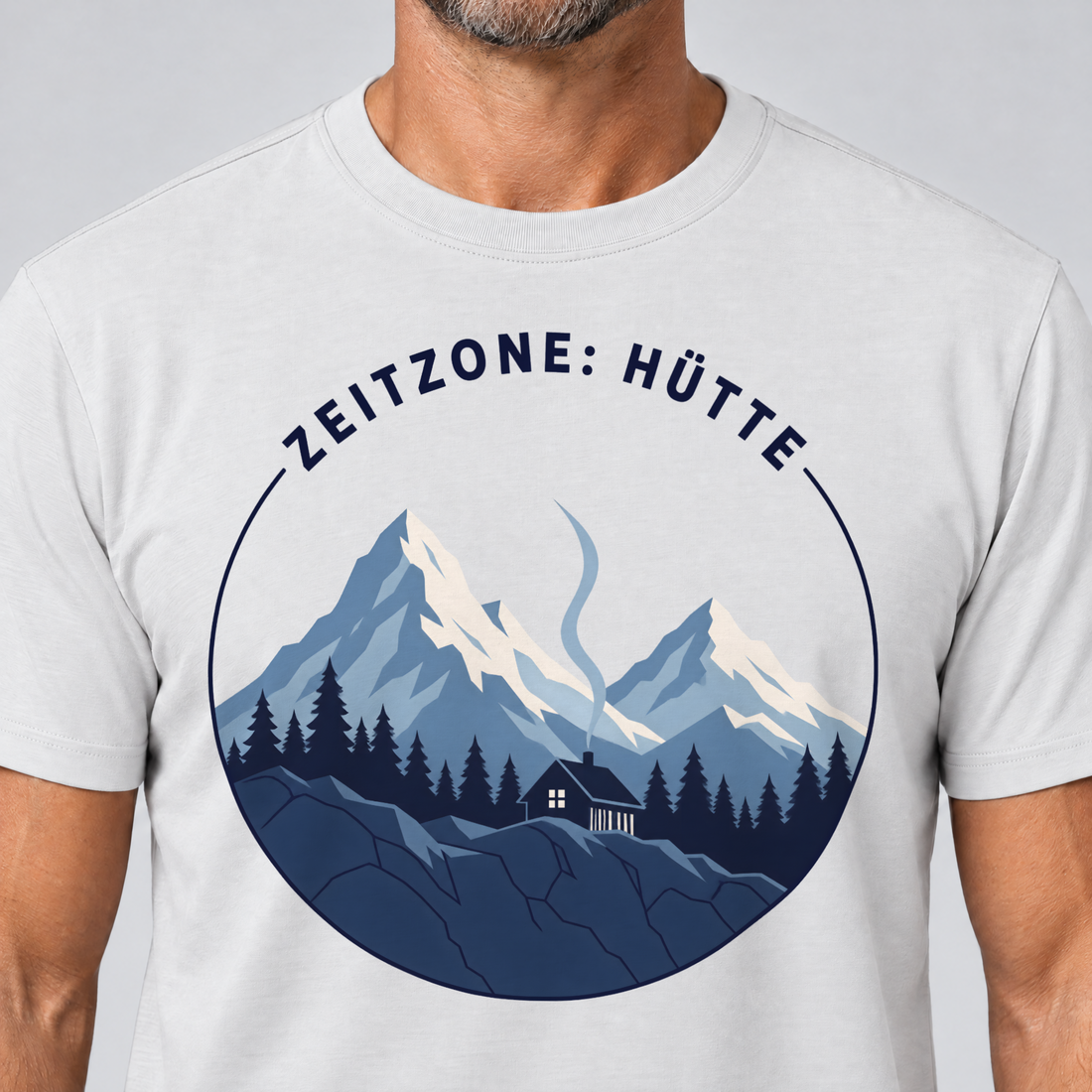 Nahaufnahme des Drucks: Zeitzone: Hütte – T-Shirt Unisex in Weiß, von einem Mann getragen