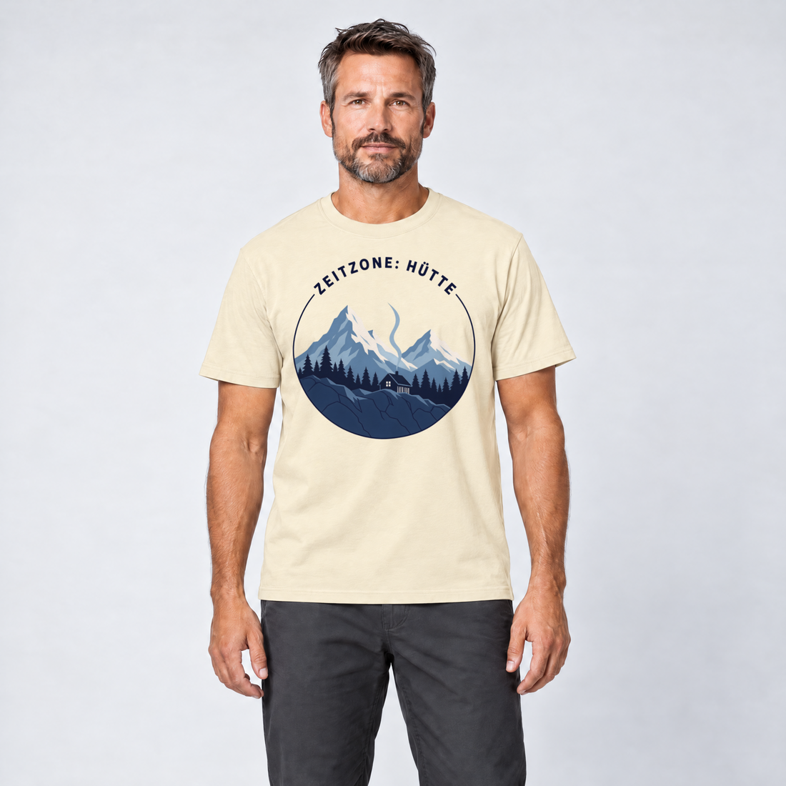Mann trägt Zeitzone: Hütte – T-Shirt Unisex in Natur, Ansicht von vorn