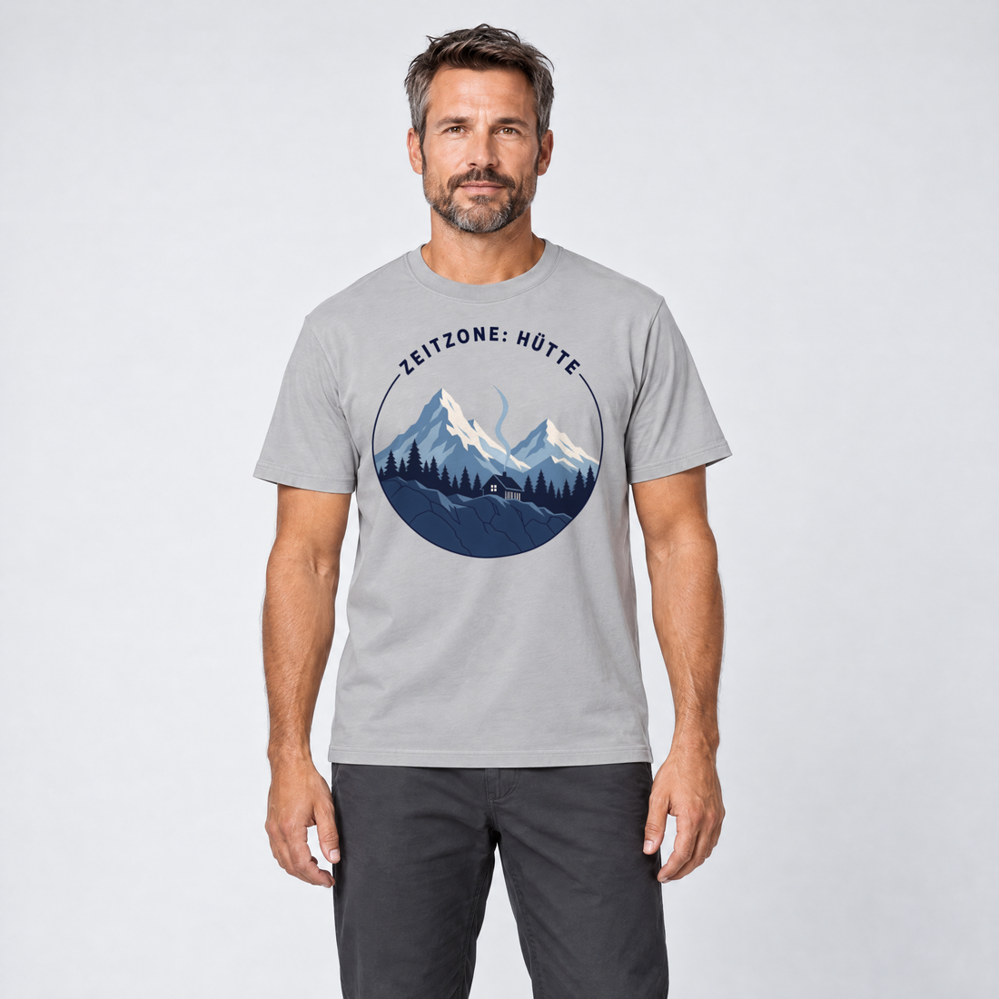 Mann trägt Zeitzone: Hütte – T-Shirt Unisex in Hellgrau, Ansicht von vorn