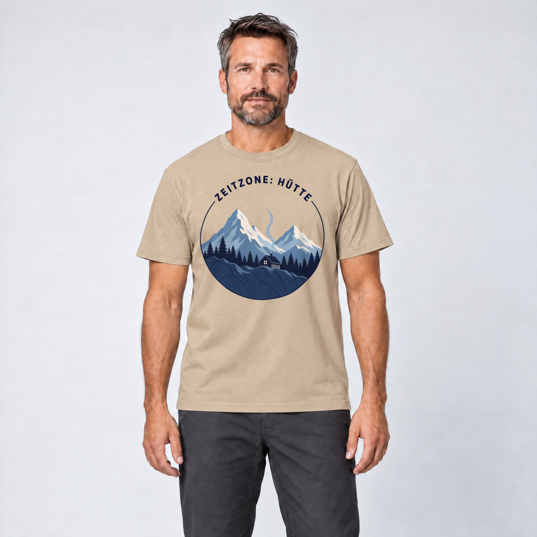 Mann trägt Zeitzone: Hütte – T-Shirt Unisex in Sand, Ansicht von vorn