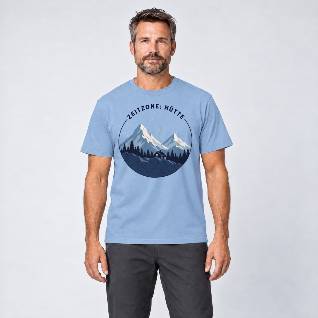 Mann trägt Zeitzone: Hütte – T-Shirt Unisex in Himmelblau, Ansicht von vorn