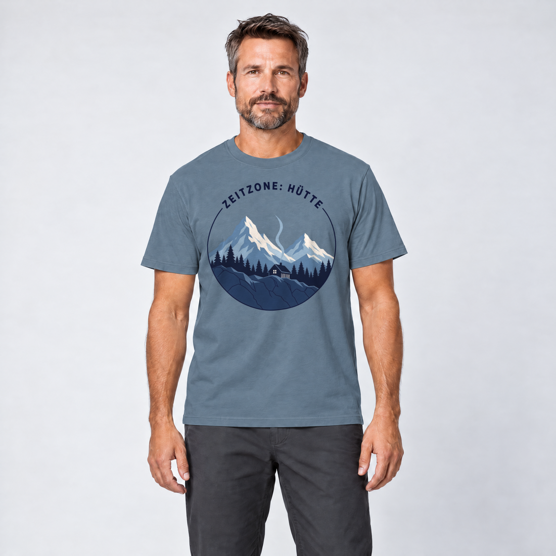 Mann trägt Zeitzone: Hütte – T-Shirt Unisex in Steinblau, Ansicht von vorn