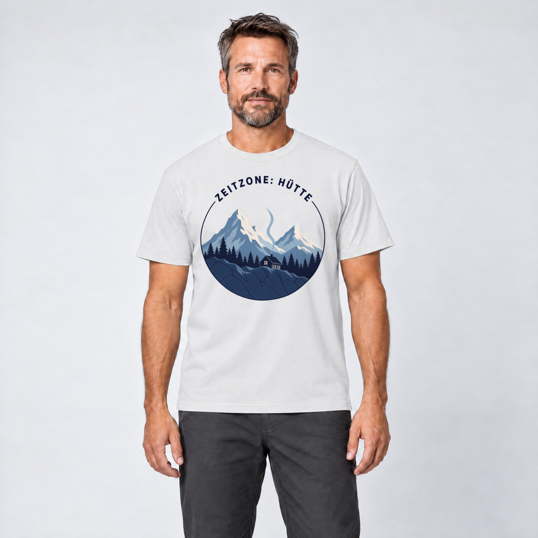 Mann trägt Zeitzone: Hütte – T-Shirt Unisex in Weiß, Ansicht von vorn