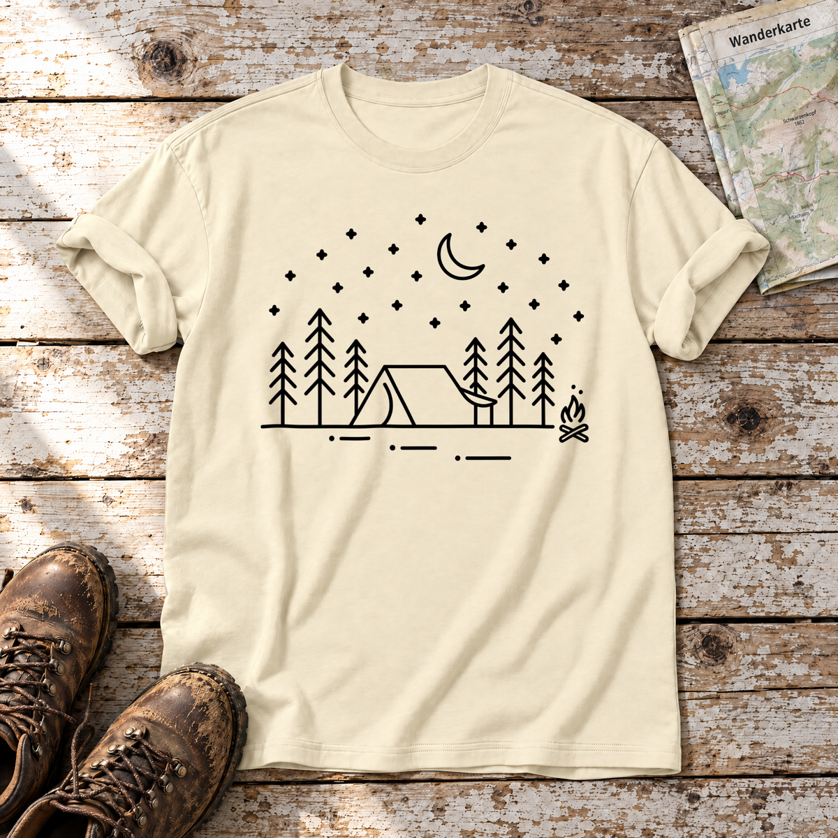 Zeltnacht – T-Shirt Unisex in Natur, flach liegend auf alten Holzbrettern mit Wanderschuhen und Wanderkarte.