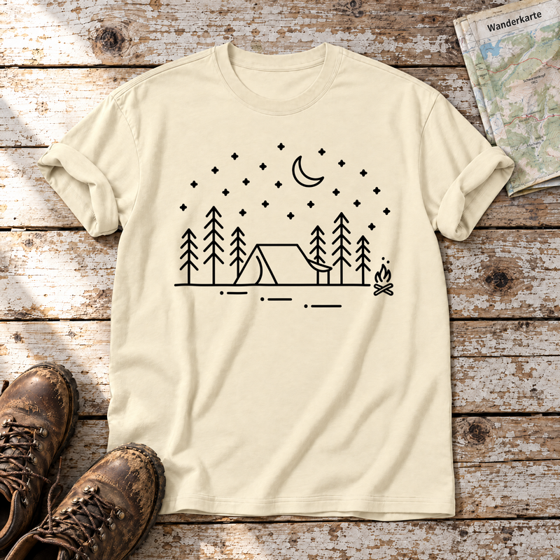 Zeltnacht – T-Shirt Unisex in Natur, flach liegend auf alten Holzbrettern mit Wanderschuhen und Wanderkarte.