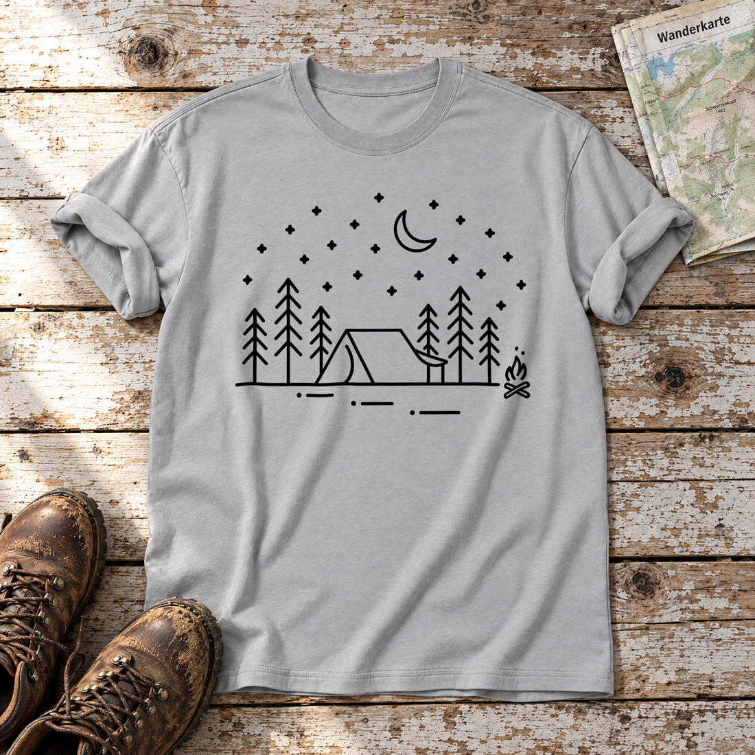 Zeltnacht – T-Shirt Unisex in Hellgrau, flach liegend auf alten Holzbrettern mit Wanderschuhen und Wanderkarte.