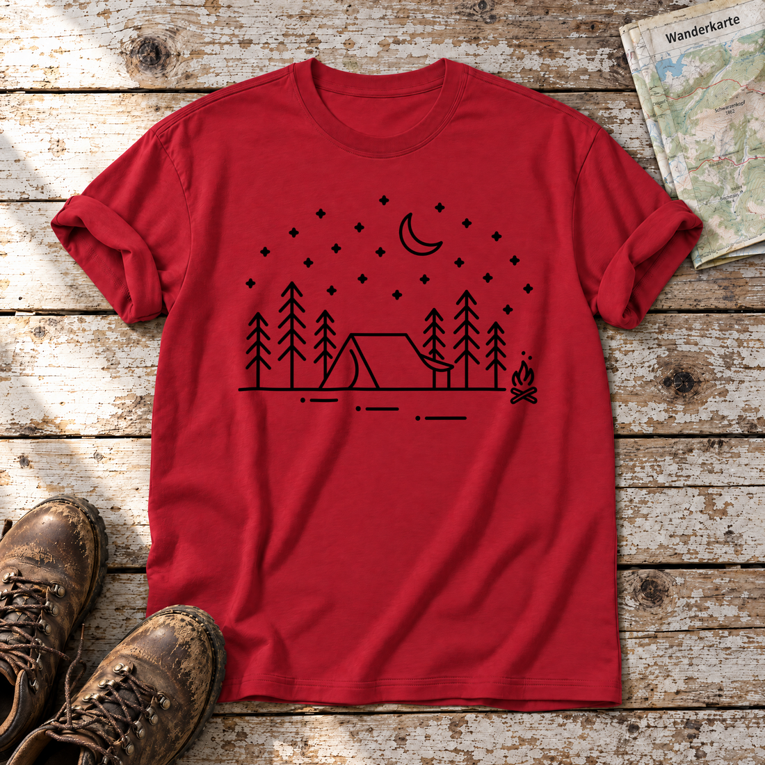 Zeltnacht – T-Shirt Unisex in Rot, flach liegend auf alten Holzbrettern mit Wanderschuhen und Wanderkarte.