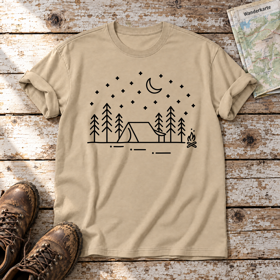 Zeltnacht – T-Shirt Unisex in Sand, flach liegend auf alten Holzbrettern mit Wanderschuhen und Wanderkarte.