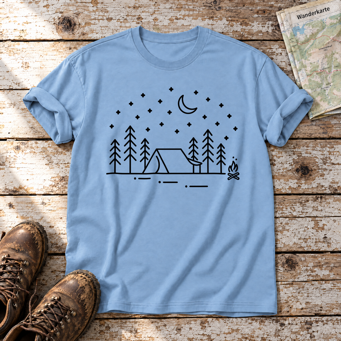 Zeltnacht – T-Shirt Unisex in Himmelblau, flach liegend auf alten Holzbrettern mit Wanderschuhen und Wanderkarte.