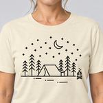 Nahaufnahme des Drucks: Zeltnacht – T-Shirt Unisex in Natur, von einer Frau getragen
